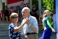 22925784-un-personnes-agees-couple-dansant-sur-le-danse-sol-actif-retraites-gratuit-photo © dom 
